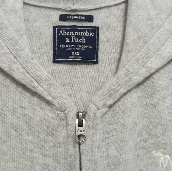 Abercrombie and Fitch 100% cashmere zippered hoodie cardigan. NWOT. Size xxs. - Picture 3 of 11